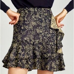 Zara ruffle skirt|super cute|womens XS|A Must Have!​​​​​
